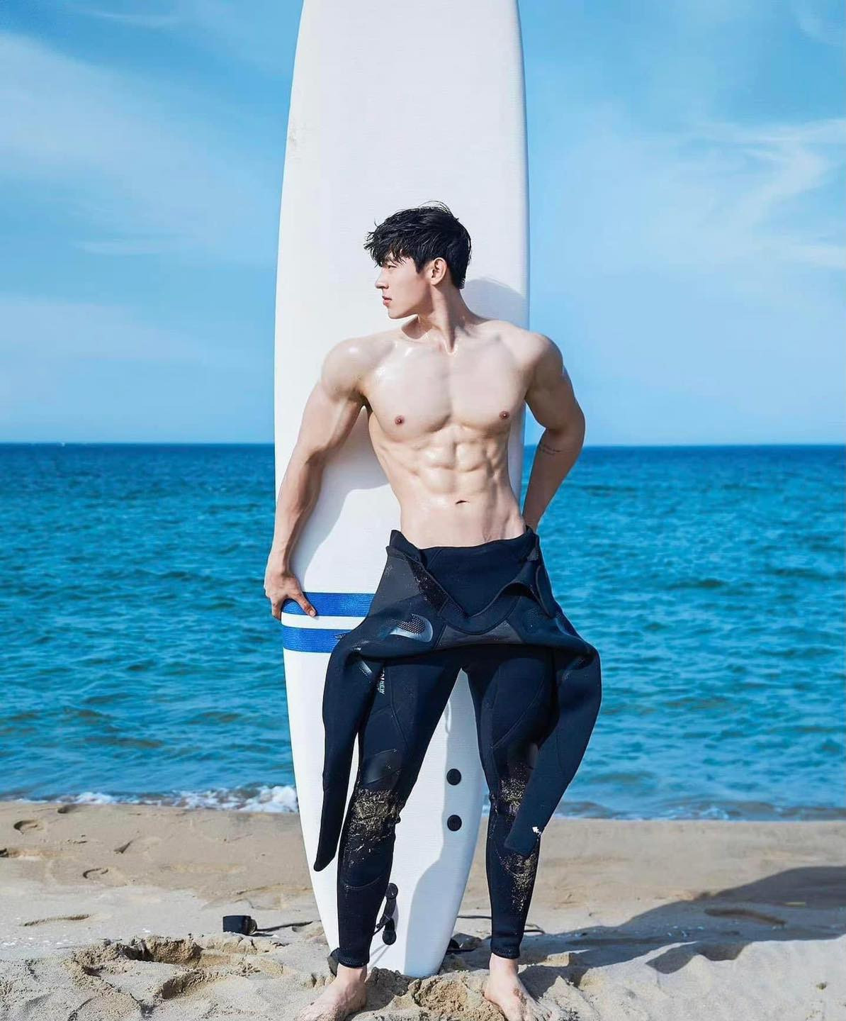 Chàng trai tạo dáng với ván lướt