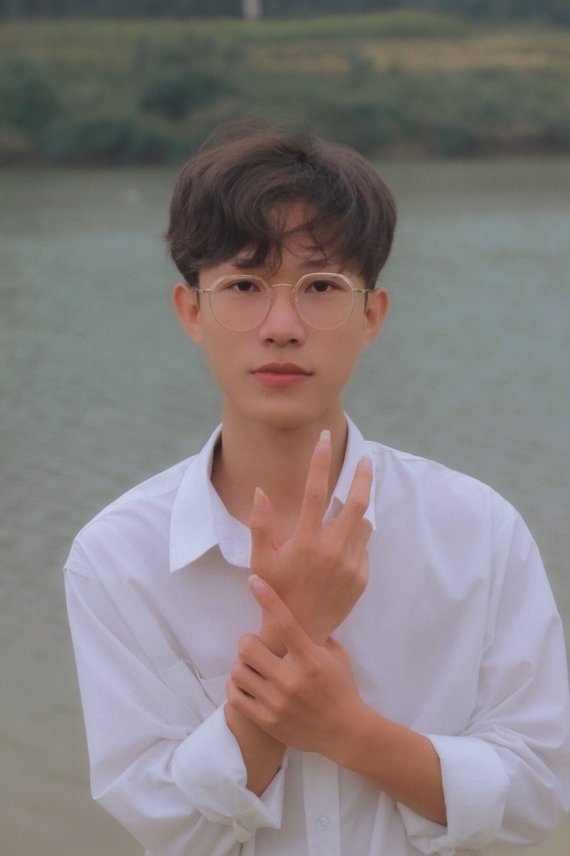 Chàng trai trẻ đeo kính với vẻ ngoài trí thức nhưng vẫn cool ngầu