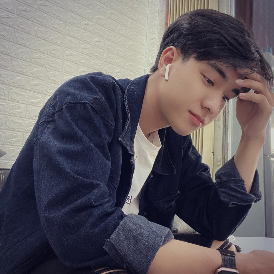 Chàng trai trẻ Việt Nam với phong cách thời trang hiện đại