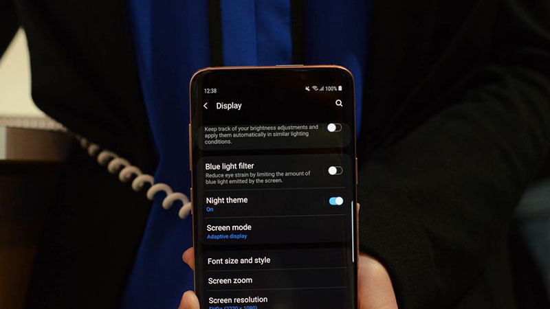 Chế độ nền tối (Night Mode) trong giao diện Samsung One UI giúp tiết kiệm pin và dịu mắt
