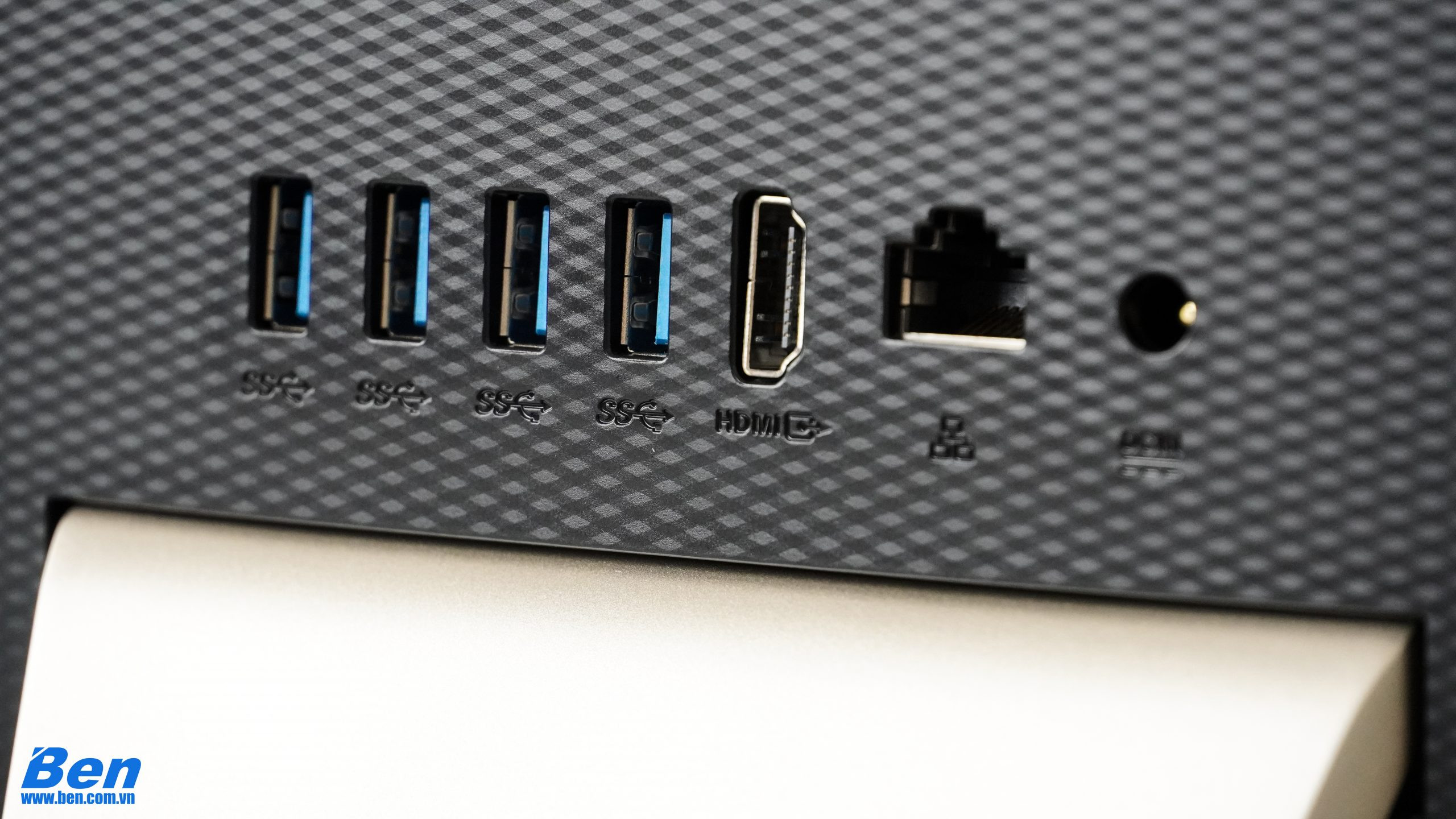 Chi tiết các cổng kết nối phía sau thân máy tính All-in-One