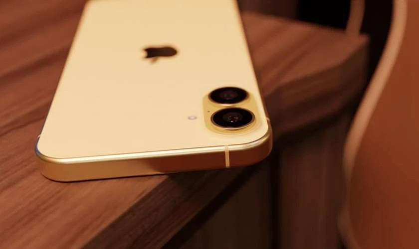 Chi tiết cụm camera dọc của iPhone 16 màu Yellow