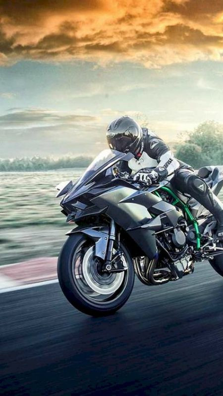 Chi tiết động cơ mạnh mẽ trên hình ảnh siêu xe moto