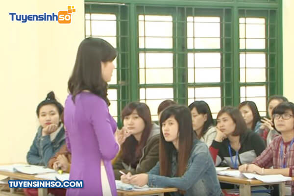 Chi tiết kiến trúc độc đáo trên một tòa nhà với mái ngói và cửa sổ, minh họa vẻ đẹp cấu trúc trong hình ảnh đẹp