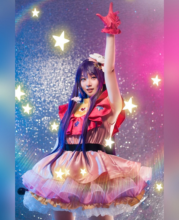 Chi tiết váy áo được chăm chút kỹ lưỡng trong bộ cosplay Ai Hoshino