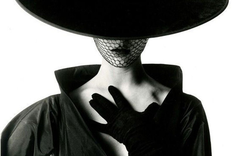 Chiếc áo khoác màu đen sang trọng trong thời trang