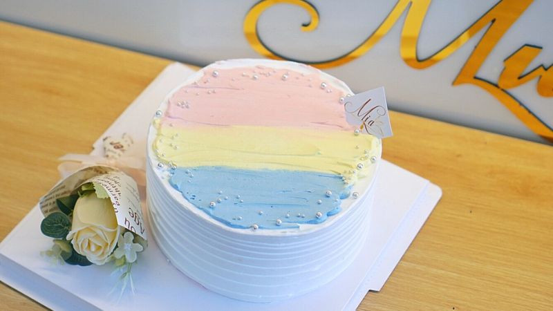 Chiếc bánh sinh nhật nhiều tầng màu pastel gradient
