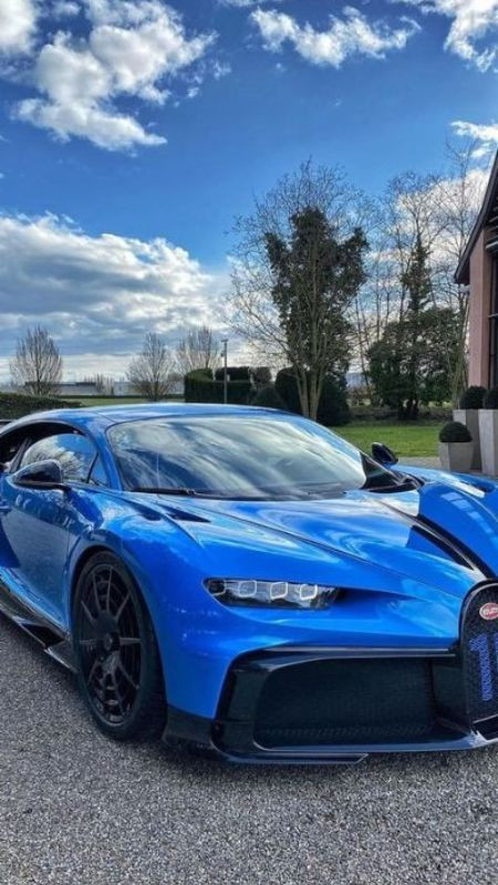 Chiếc Lamborghini màu trắng với thiết kế góc cạnh