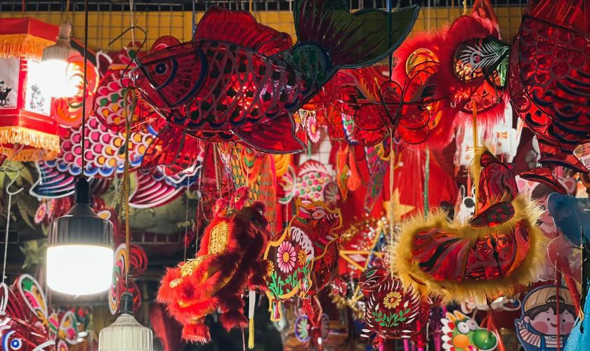 Chiếc lồng đèn cá chép giấy truyền thống có nến thắp sáng bên trong