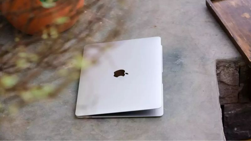 Chiếc MacBook Air siêu mỏng nhẹ đặt nghiêng, thể hiện thiết kế đặc trưng của dòng máy tính di động