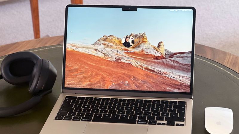 Chiếc MacBook đặt trên đế tản nhiệt, minh họa cách giữ nhiệt độ máy ổn định khi sử dụng