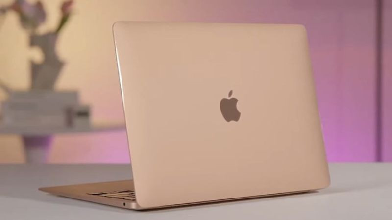Chiếc MacBook với thiết kế kim loại nguyên khối, thể hiện độ bền và chất lượng hoàn thiện cao