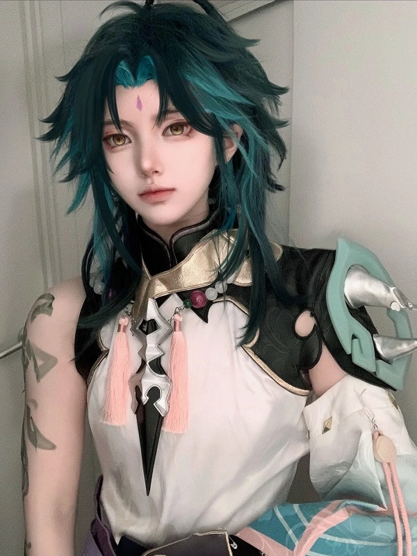 Chiếc mặt nạ đặc trưng của Xiao là điểm nhấn nổi bật trong ảnh