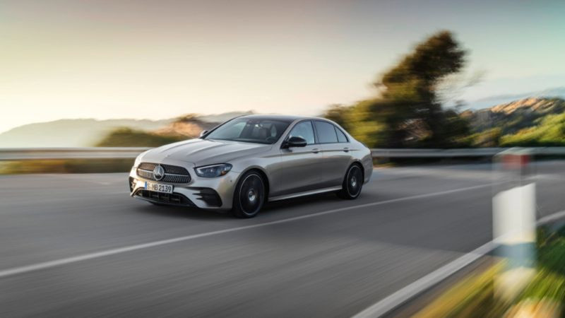 Chiếc sedan Mercedes-Benz màu đen bóng loáng