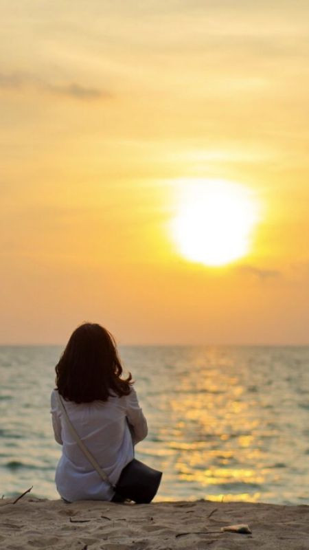 Chiếc thuyền cô đơn dưới ánh hoàng hôn buồn trên biển