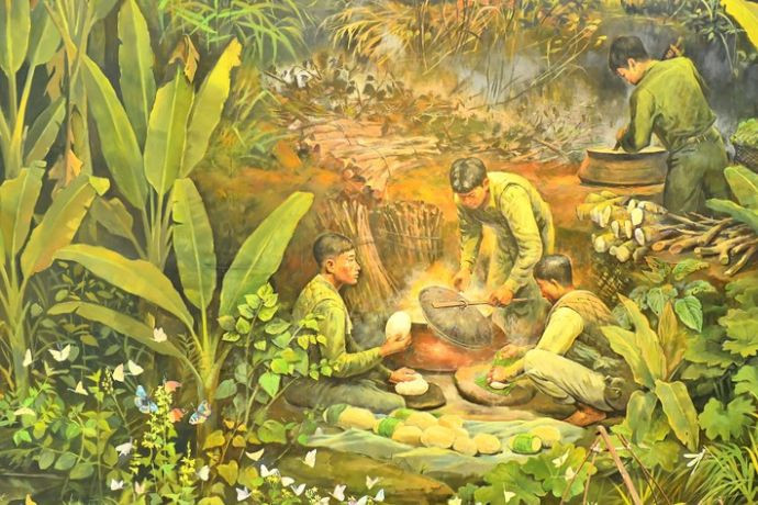 Chiến sĩ bộ đội Việt Nam thực hiện nhiệm vụ nuôi quân, đảm bảo hậu cần trong chiến dịch Điện Biên Phủ ở rừng Tây Bắc