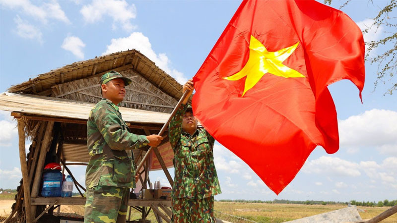 Chiến sĩ Hải quân bên lá cờ Tổ quốc