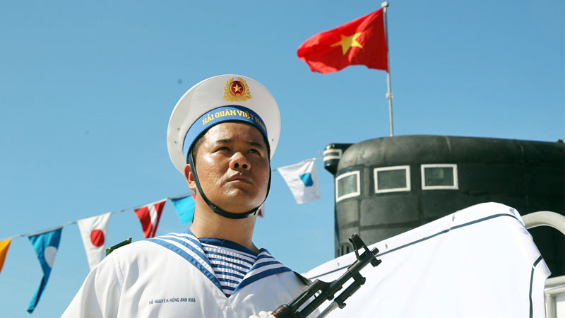 Chiến sĩ hải quân trên tàu tuần tra biển