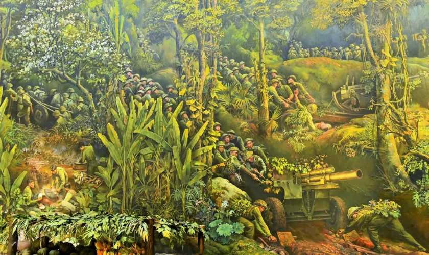 Chiến sĩ Việt Minh giương cờ tại đồi A1 Điện Biên Phủ, ảnh đã phục dựng màu