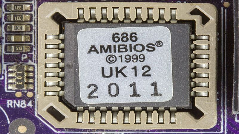 Chip BIOS trên mainboard, chứa firmware khởi động hệ thống