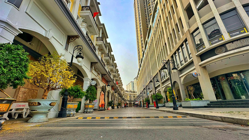 Chợ Bến Thành nhộn nhịp tại TP. Hồ Chí Minh, trung tâm thương mại truyền thống trong ảnh đường phố.