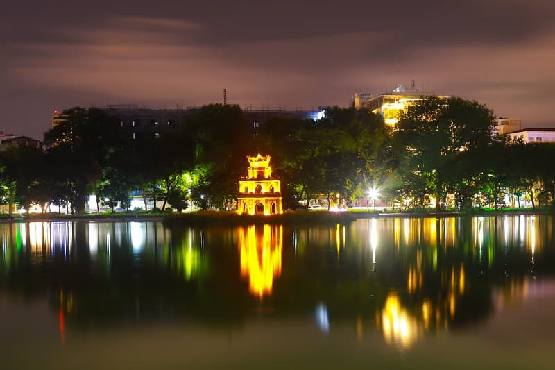 Chợ hoa Quảng Bá rực rỡ sắc màu vào ban đêm