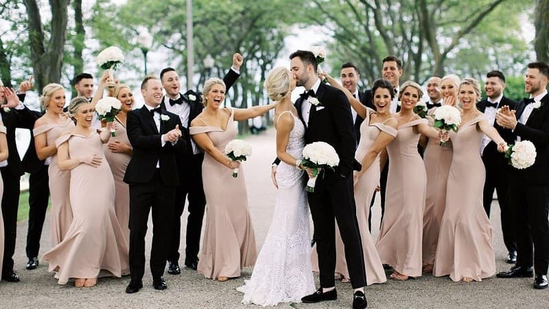 Chọn outfit dự tiệc sang trọng với đầm dạ hội lấp lánh cho phái nữ