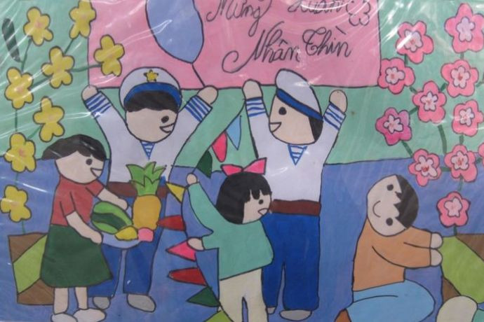 Chú bộ đội giúp người dân sửa nhà sau bão