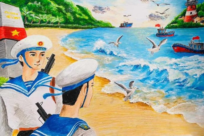 Chú bộ đội Hải quân đứng gác trên tàu