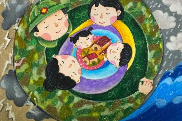 Chú bộ đội hỗ trợ chống lũ lụt cùng người dân