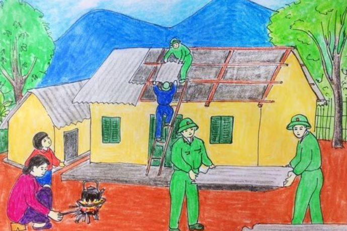 Chú bộ đội hỗ trợ người dân di dời tránh lũ