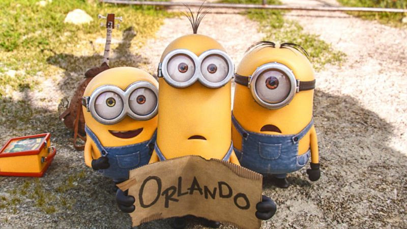 Chú Minion nhìn về phía trước với vẻ tò mò