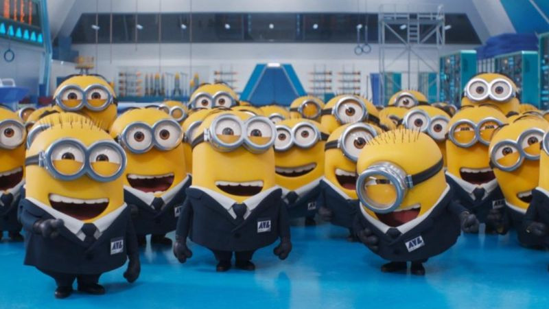 Chú Minion Phil, được hóa trang thành một người phụ nữ