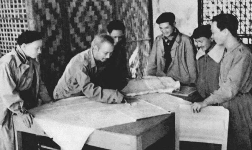 Chủ tịch Hồ Chí Minh làm việc và theo dõi tình hình chiến dịch Điện Biên Phủ