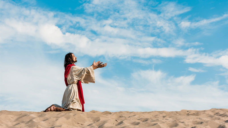 Chúa Giêsu cầu nguyện với vẻ mặt thanh thản