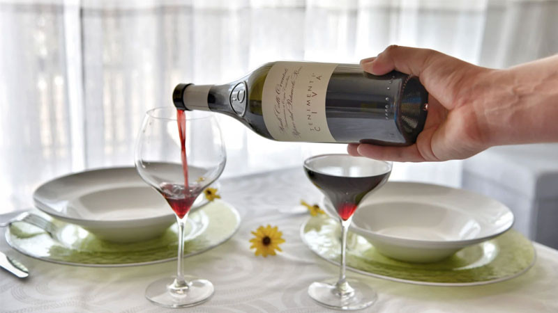 Chuẩn bị đồ ăn nhẹ, thức uống yêu thích cho buổi hẹn hò xem phim lãng mạn.