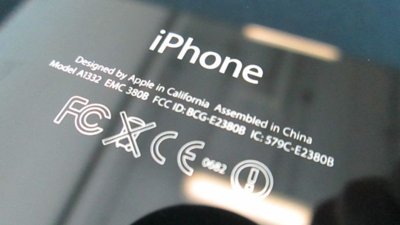 Chứng nhận FCC ID gắn trên thiết bị điện tử, thể hiện sự tuân thủ các tiêu chuẩn của Ủy ban Truyền thông Liên bang Hoa Kỳ