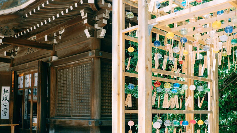 Chuông gió bằng vỏ sò hoặc đá, tạo ra âm thanh độc đáo