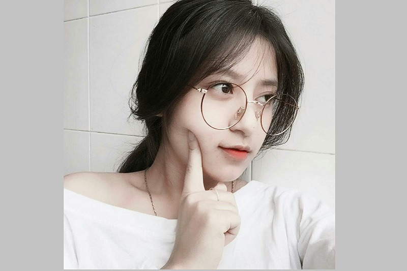 Chụp ảnh cận mặt cô gái dễ thương đeo kính