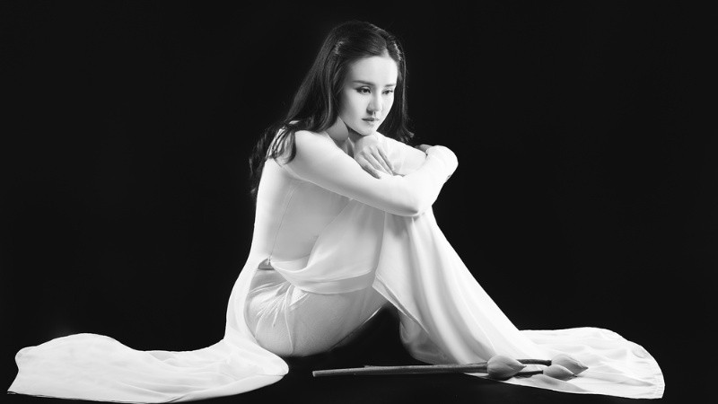 Vẻ Đẹp Vượt Thời Gian Của Ảnh Trắng Đen Chụp ảnh đơn sắc cận cảnh khuôn mặt một người