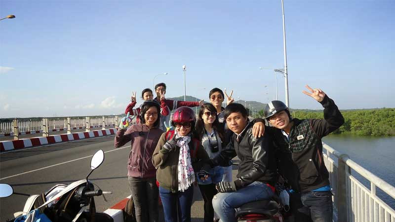 Chụp ảnh nhóm bạn phượt tại một địa điểm đẹp