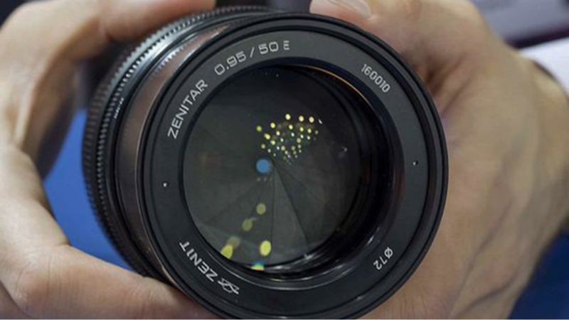 Chụp ảnh trong điều kiện thiếu sáng với khẩu độ f/1.4