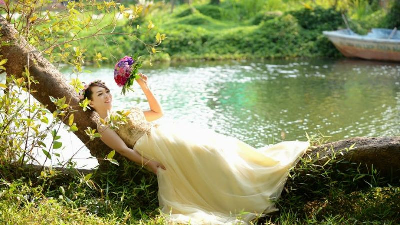 Cô dâu mơ màng giữa không gian thiên nhiên rộng lớn.