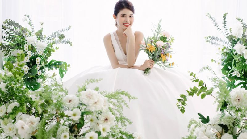 Cô dâu tạo dáng tự nhiên, thoải mái trong bộ váy cưới lộng lẫy.