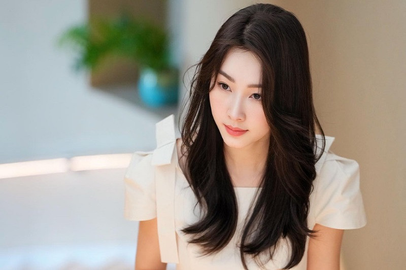 Cô gái dễ thương buộc tóc hai bên