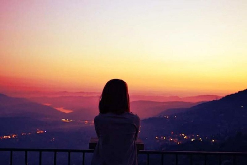 Cô gái dễ thương buồn nhìn về phía xa