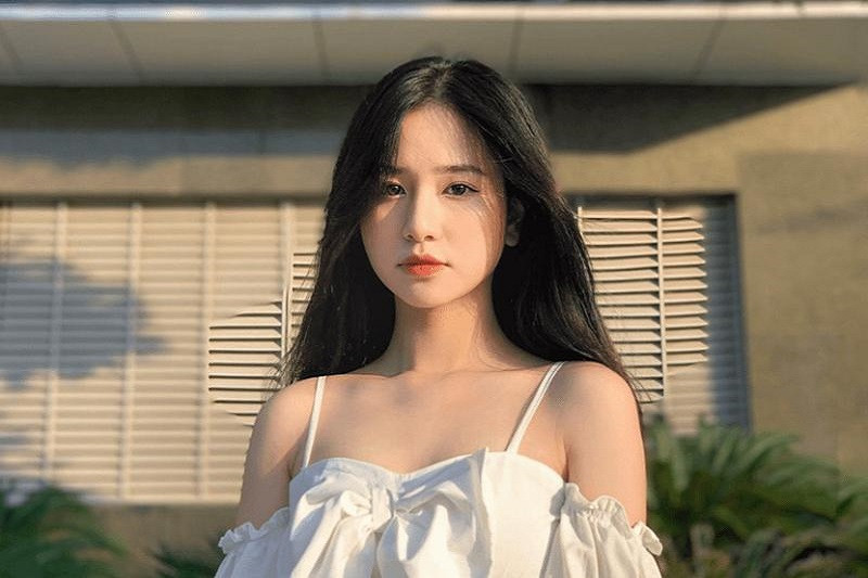 Cô gái dễ thương cài hoa trên tóc