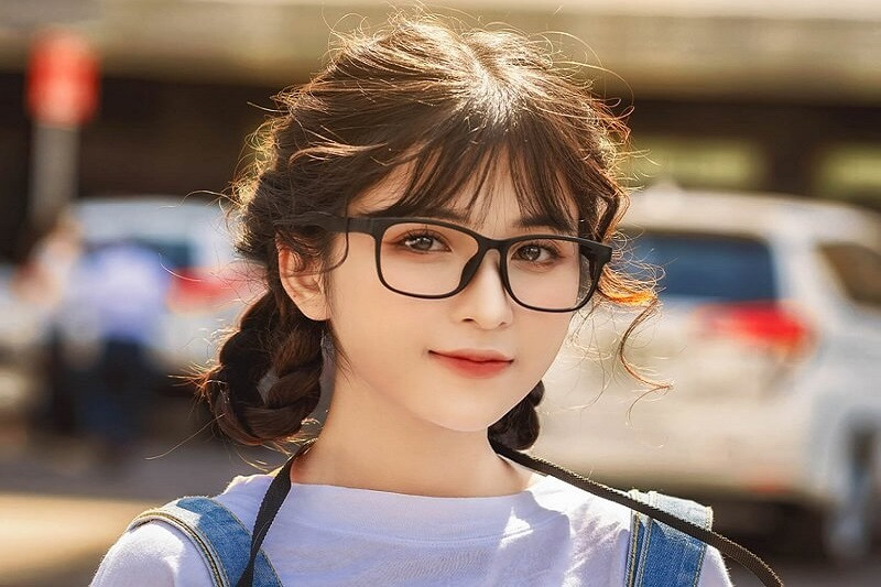 Cô gái dễ thương đeo kính gọng mảnh