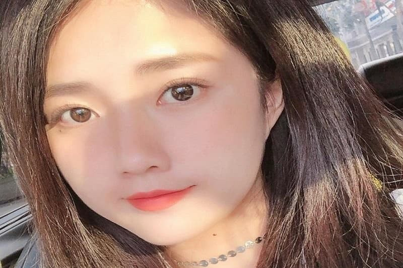 Cô gái dễ thương đội mũ và mỉm cười