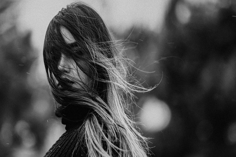 Cô gái dễ thương lau nước mắt